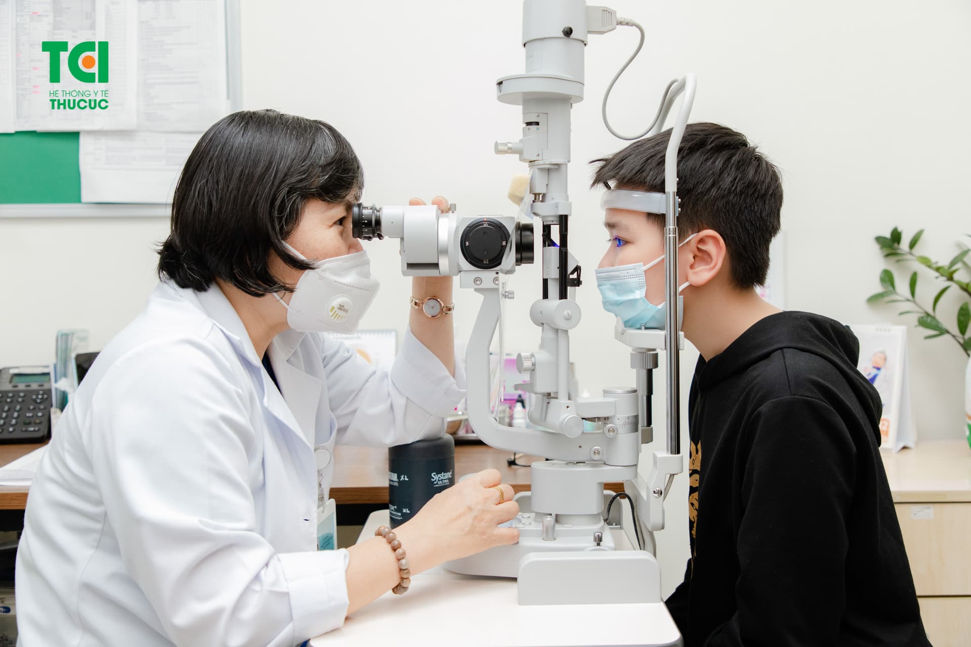 bố mẹ cần biết điều gì khi cắt kính cận cho bé?