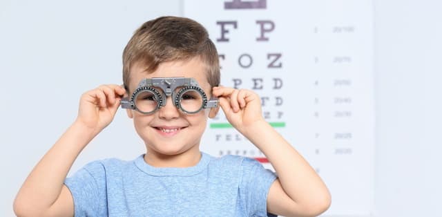 5 lưu ý quan trọng khi cắt kính cận cho bé