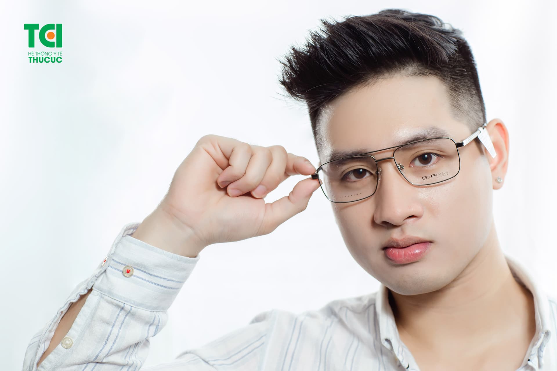 Kính cận mỏng có độ dày giảm tạo nên vẻ thẩm mỹ tốt hơn cho người đeo