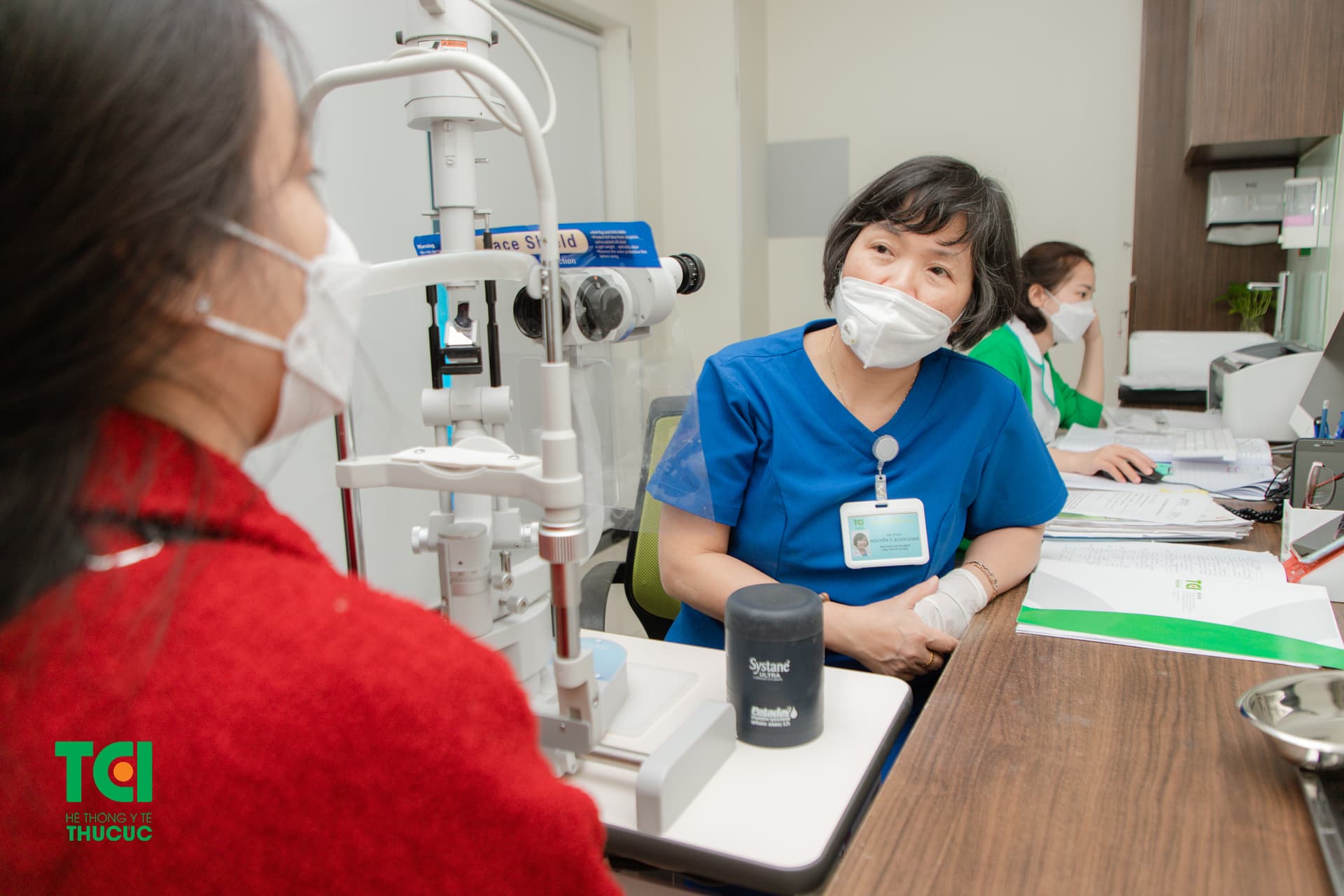 Đảm bảo rằng việc đo độ cận trước khi cắt kính cận mỏng được thực hiện bởi bác sĩ hoặc chuyên gia về mắt