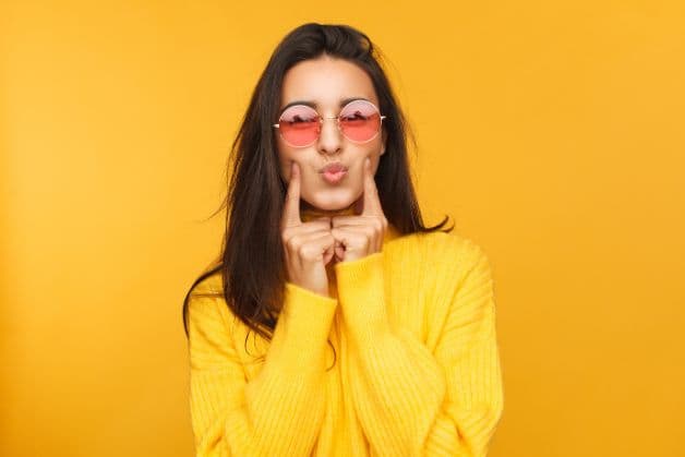 Có nên cắt kính cận đổi màu là câu hỏi của nhiều người quan tâm