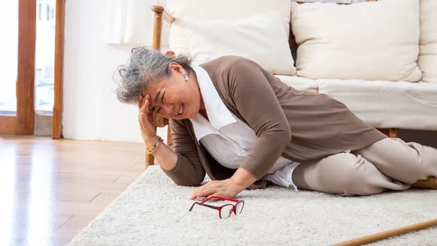 Người bị đột quỵ não thường có dấu hiệu như đau đầu đột ngột, chóng mặt, mất thăng bằng