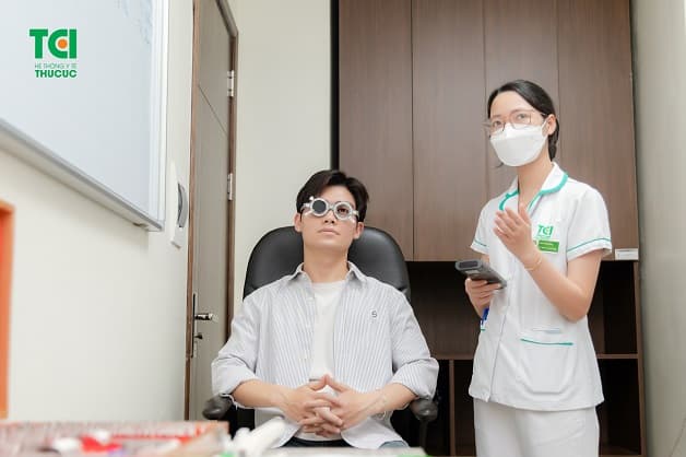 Loạn thị cũng là một dạng tật khúc xạ ở mắt như cận thị, viễn thị và cũng ảnh hưởng rất nhiều tới tầm nhìn, sức khỏe mắt