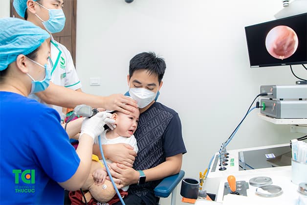 Dị vật trong tai trẻ