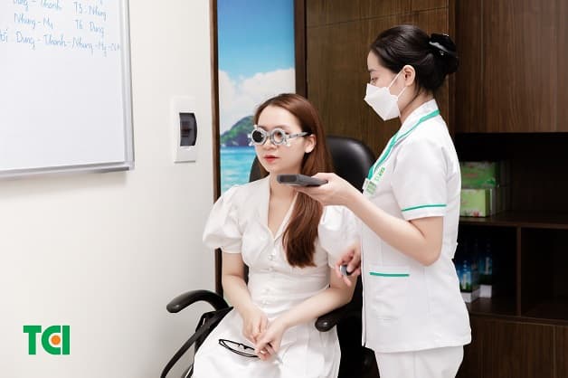 Kiểm tra thị lực là bước đầu trong quy trình đo độ cận