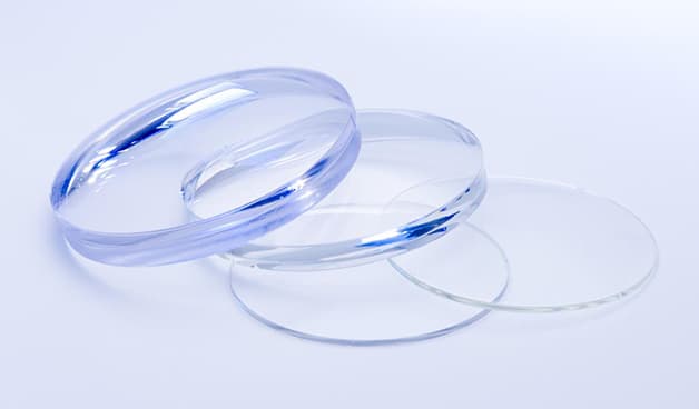 Độ chiết suất của kính sẽ quyết định kính cận 4 độ dày bao nhiêu mm