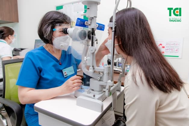 Việc khám mắt, kiểm tra thị lực thường xuyên là rất quan trọng để kiểm soát tình trạng loạn thị