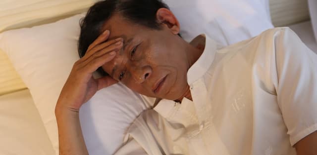 Tìm hiểu các cách trị mất ngủ cho người già an toàn