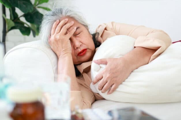 Bệnh mất ngủ ở người già khiến họ uể oải, mệt mỏi
