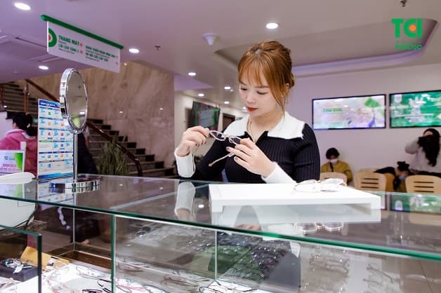 Đeo kính cận là cách khắc phục những bất tiện của bệnh cận thị