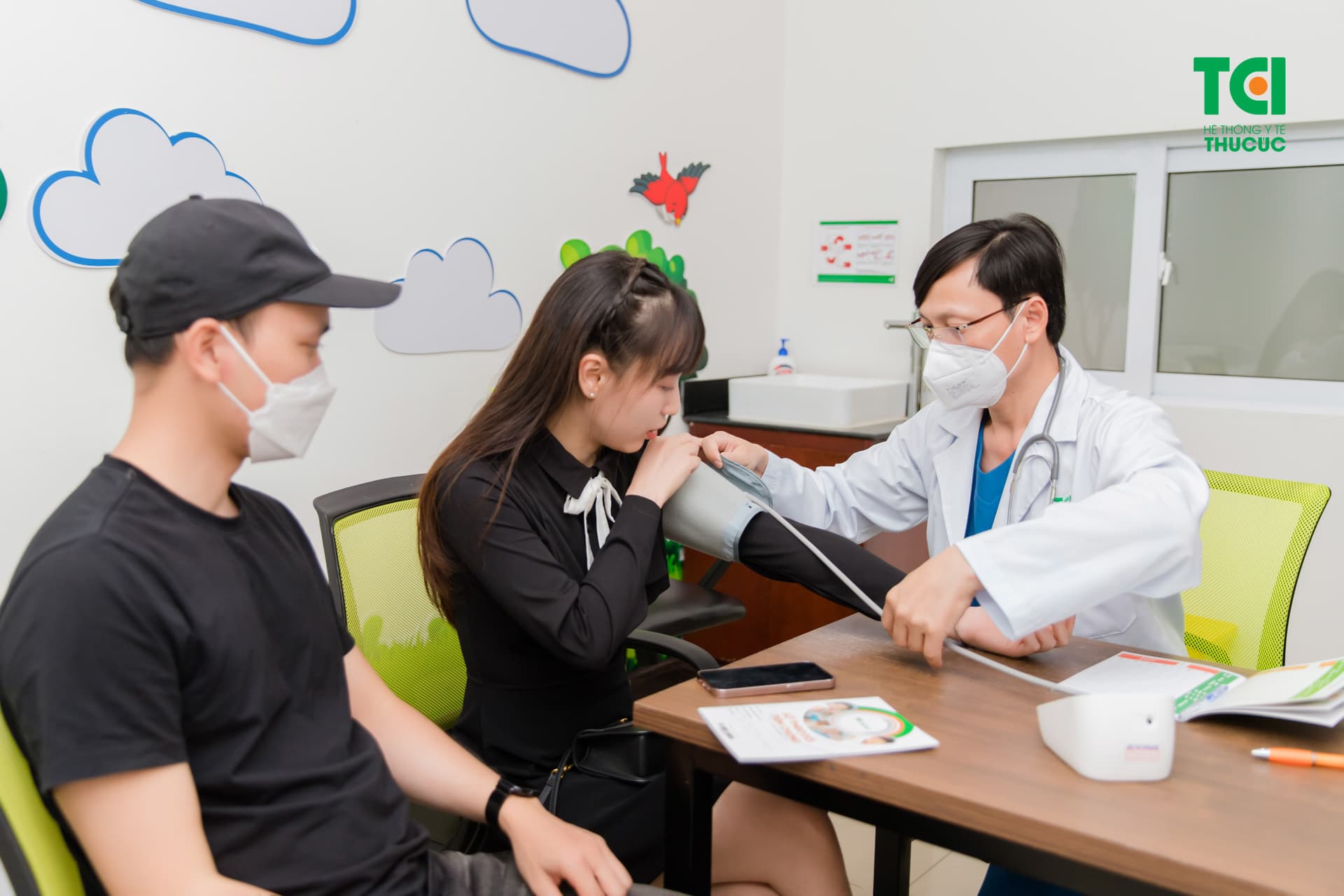 Bác sĩ Phòng tiêm chủng Thu Cúc TCI thăm khám kỹ càng trước khi tiêm vắc xin