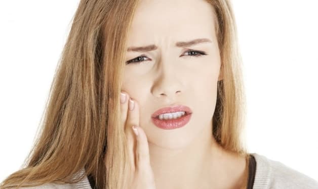 nhổ răng khôn quên cắt chỉ