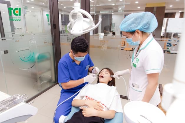 Niềng răng mắc cài sứ dây trong