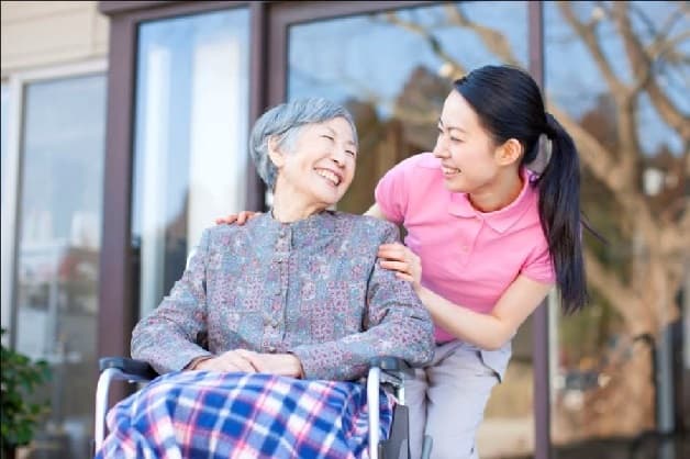 Gia đình, bạn bè cần đặc biệt quan tâm đến việc phục hồi nhận thức và cảm xúc cho bệnh nhân sau tai biến mạch máu não