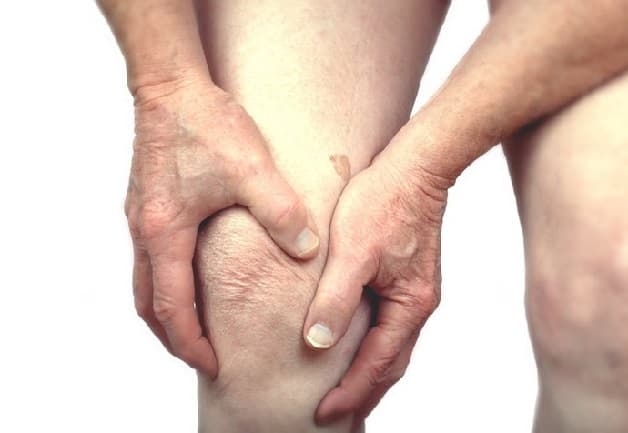 Trong giai đoạn tiến triển của bệnh, triệu chứng có thể trở nên nghiêm trọng hơn và lan rộng ra các khớp khác