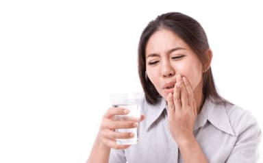 Cách khắc phục tình trạng răng ê buốt khi uống nước lạnh