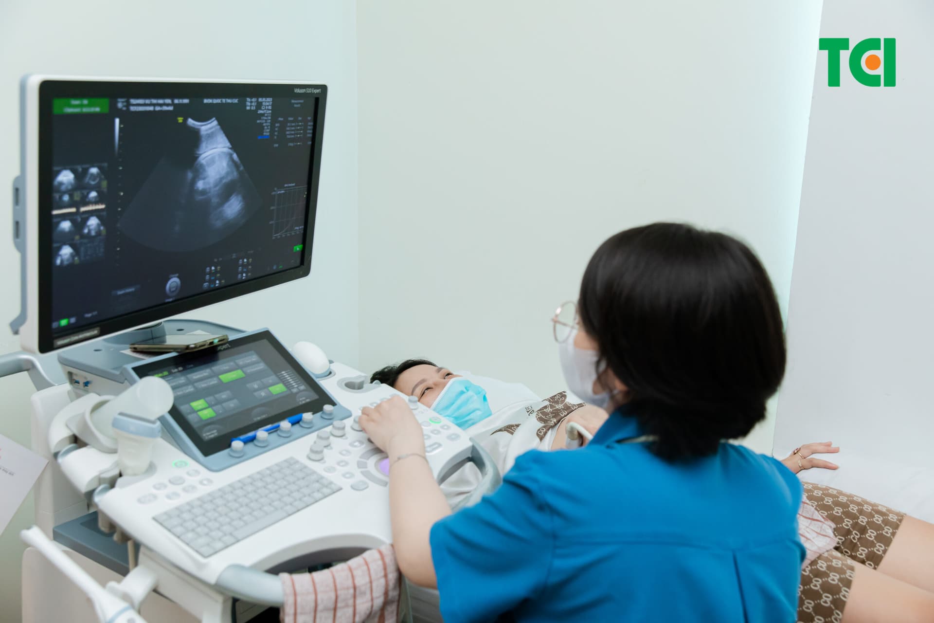 Khám với bác sĩ là cần thiết để giúp xác định nguyên nhân và tình trạng mang thai có hay không