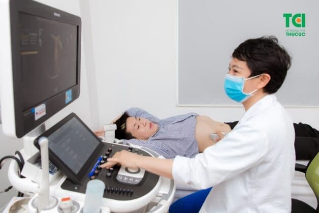 Bệnh gan nhiễm mỡ có nguy hiểm không? Tới cơ sở y tế thăm khám và lắng nghe tư vấn của bác sĩ.