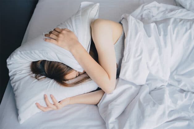 Tác hại mất ngủ là khiến đầu óc căng thẳng, cơ thể mệt mỏi 