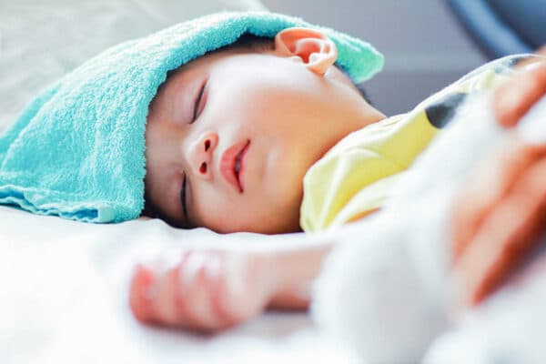 Bố mẹ không được chủ qua khi bé sốt kèm co giật