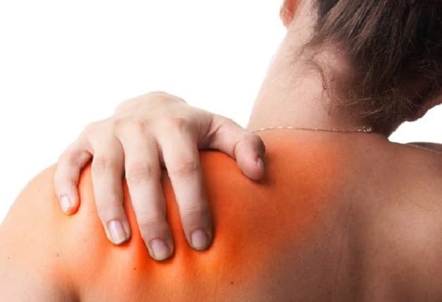 Triệu chứng phổ biến nhất của bệnh viêm chu vai là đau âm ỉ tại vùng vai