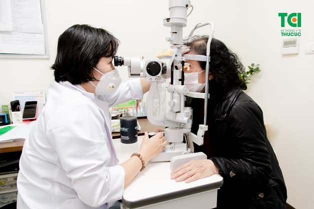 tròng kính cận mỏng cho người cận nặng