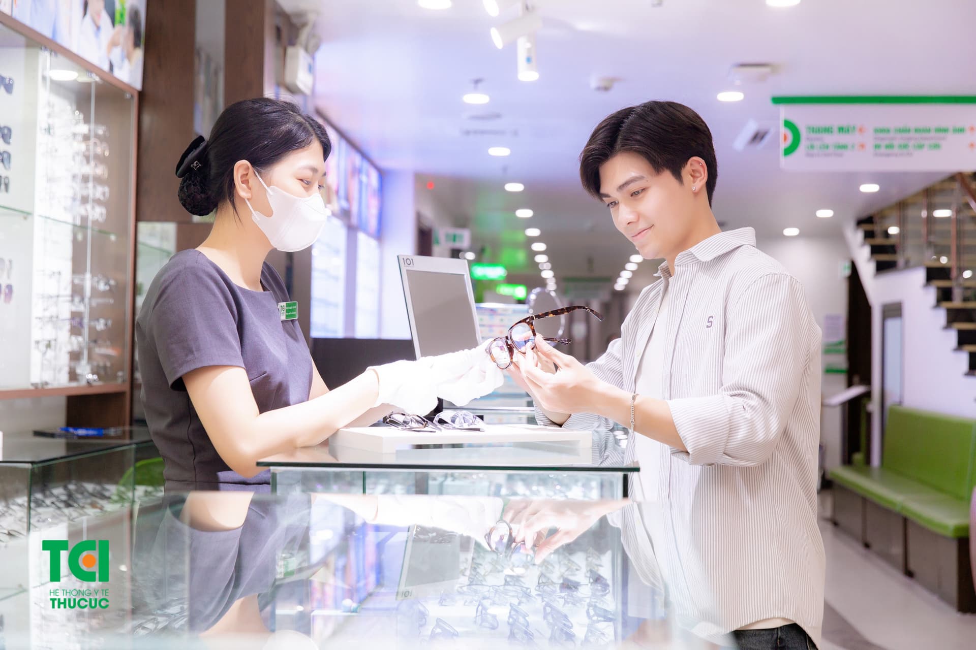 Có nên chọn tròng kính Chemi U2 đổi màu không?