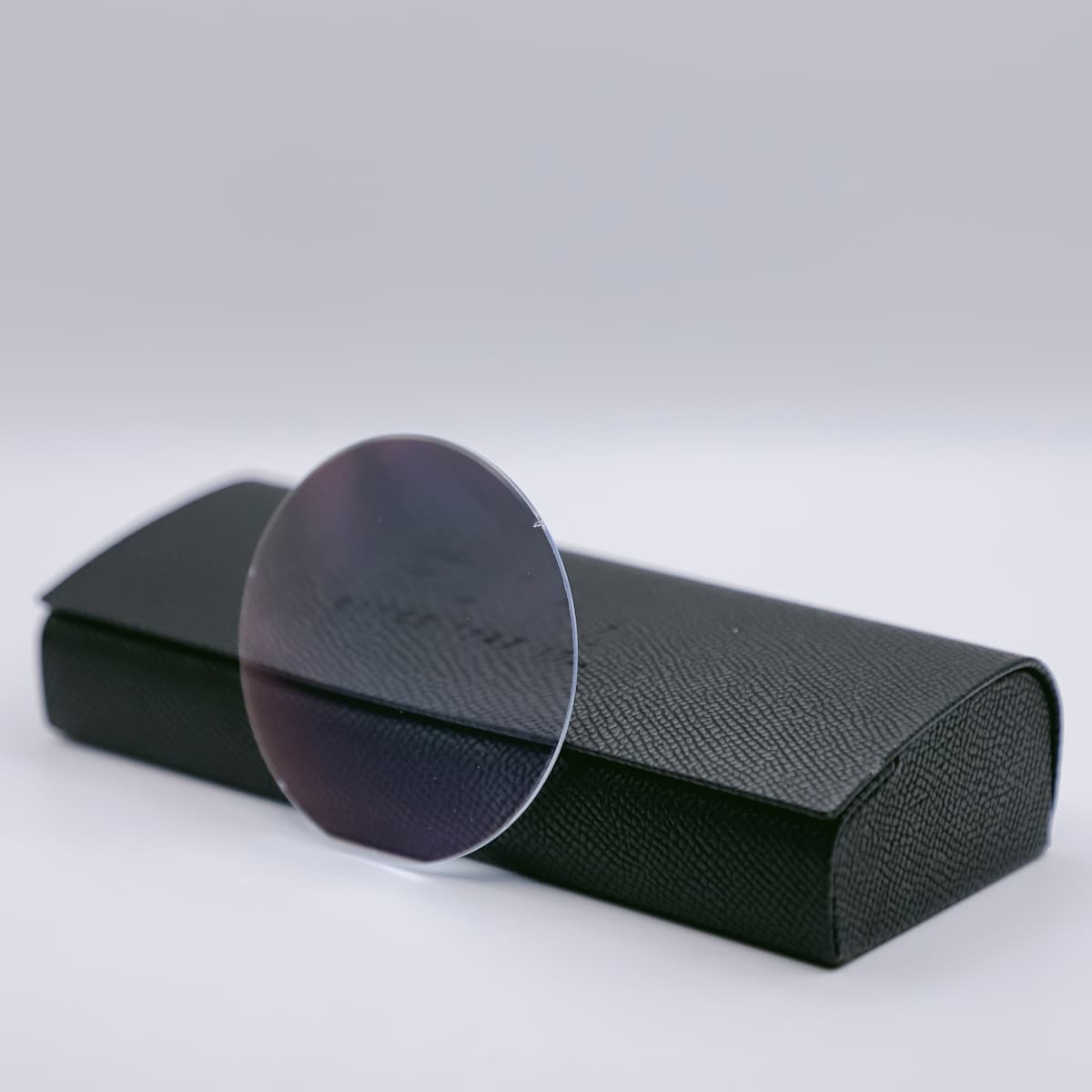 tròng kính đổi màu chemi u2 có đáng mua không?