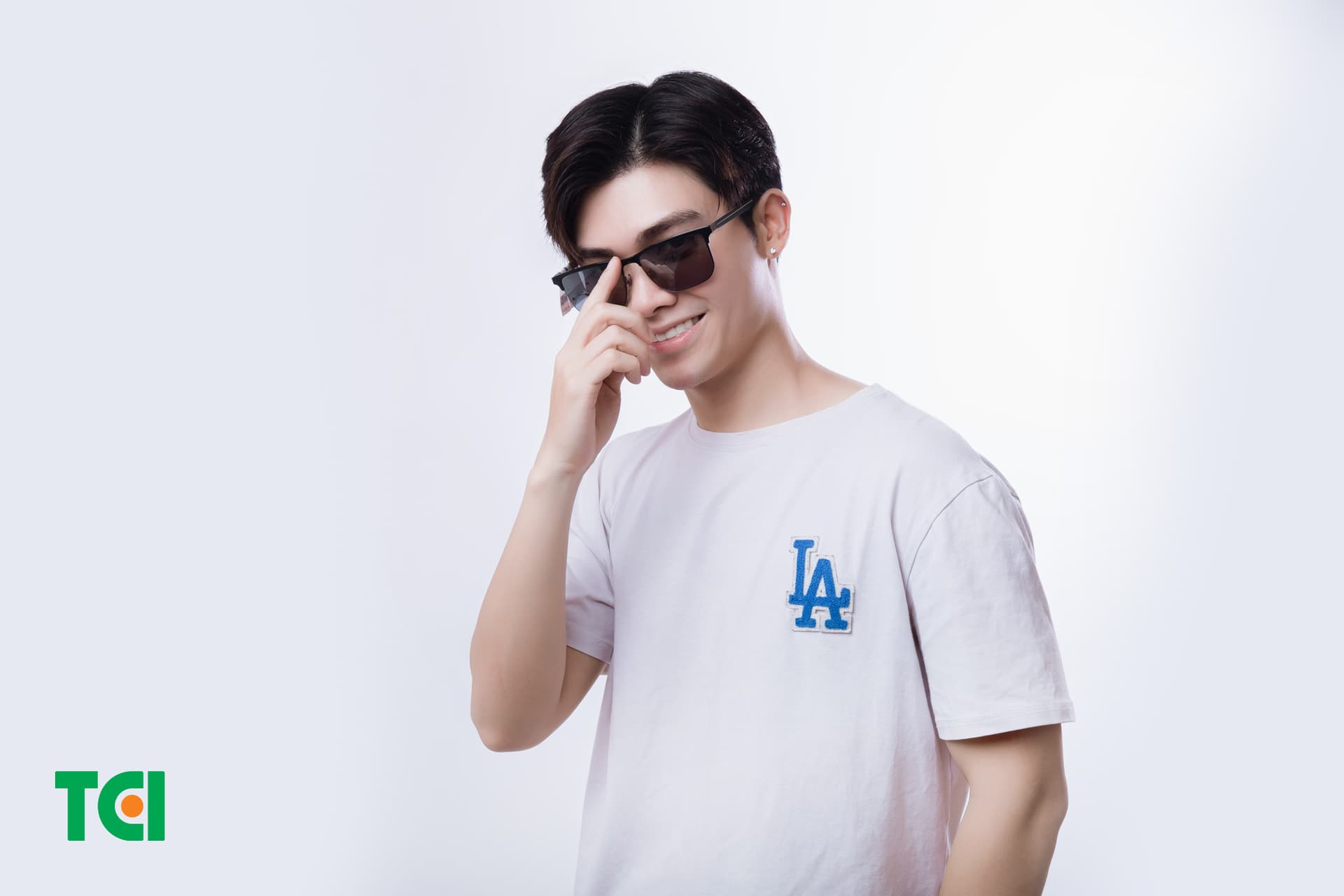 có nên mua tròng kính đổi màu chemi u2