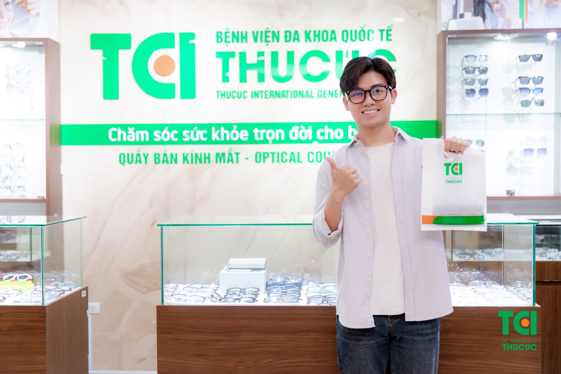 đánh giá về tròng kính đổi màu chemi u2