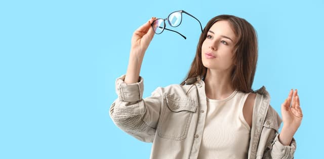 Tròng kính làm bằng gì? Cần lưu ý gì khi chọn tròng kính?