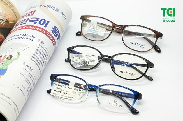 Tròng kính nhựa có khả năng uốn cong và linh hoạt trong thiết kế, cho phép tạo ra nhiều kiểu dáng 