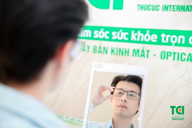 Tròng kính nhựa khi gặp nhiệt độ cao dễ bị biến dạng so với thủy tinh