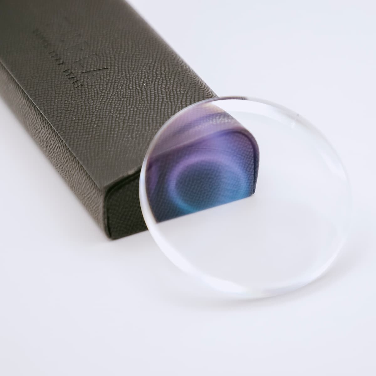 Giải đáp tròng kính váng dầu là gì?