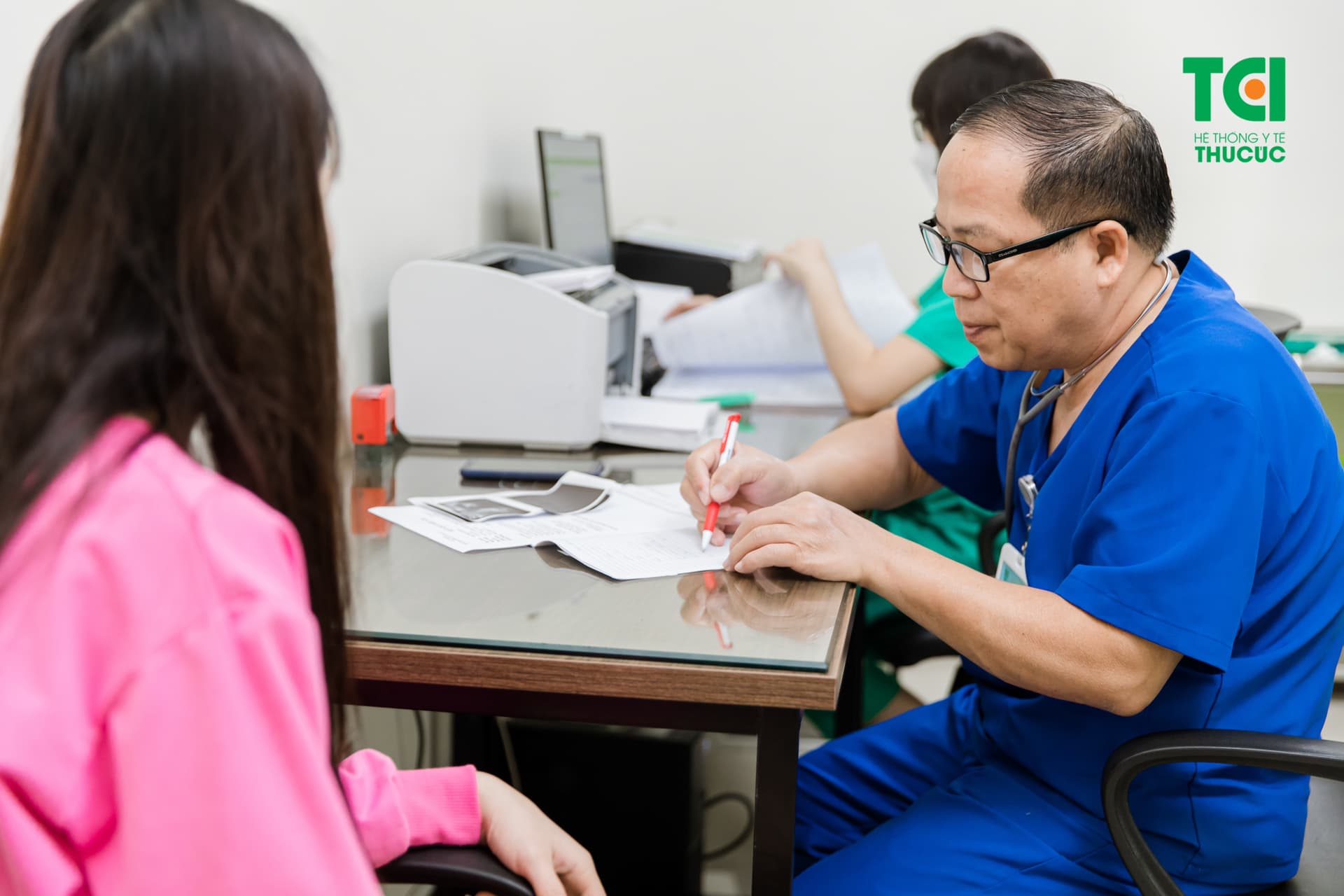 Thảo luận với bác sĩ là việc nên làm khi sử dụng mật ong hoặc bất kỳ phương pháp nào khác hỗ trợ điều trị u xơ tử cung