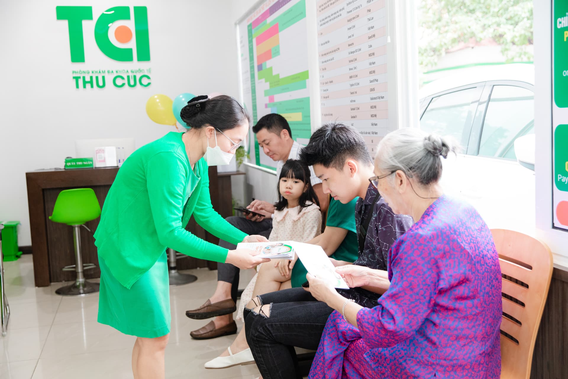 Hình ảnh khách hàng tiêm chủng tại Phòng tiêm chủng Thu Cúc TCI