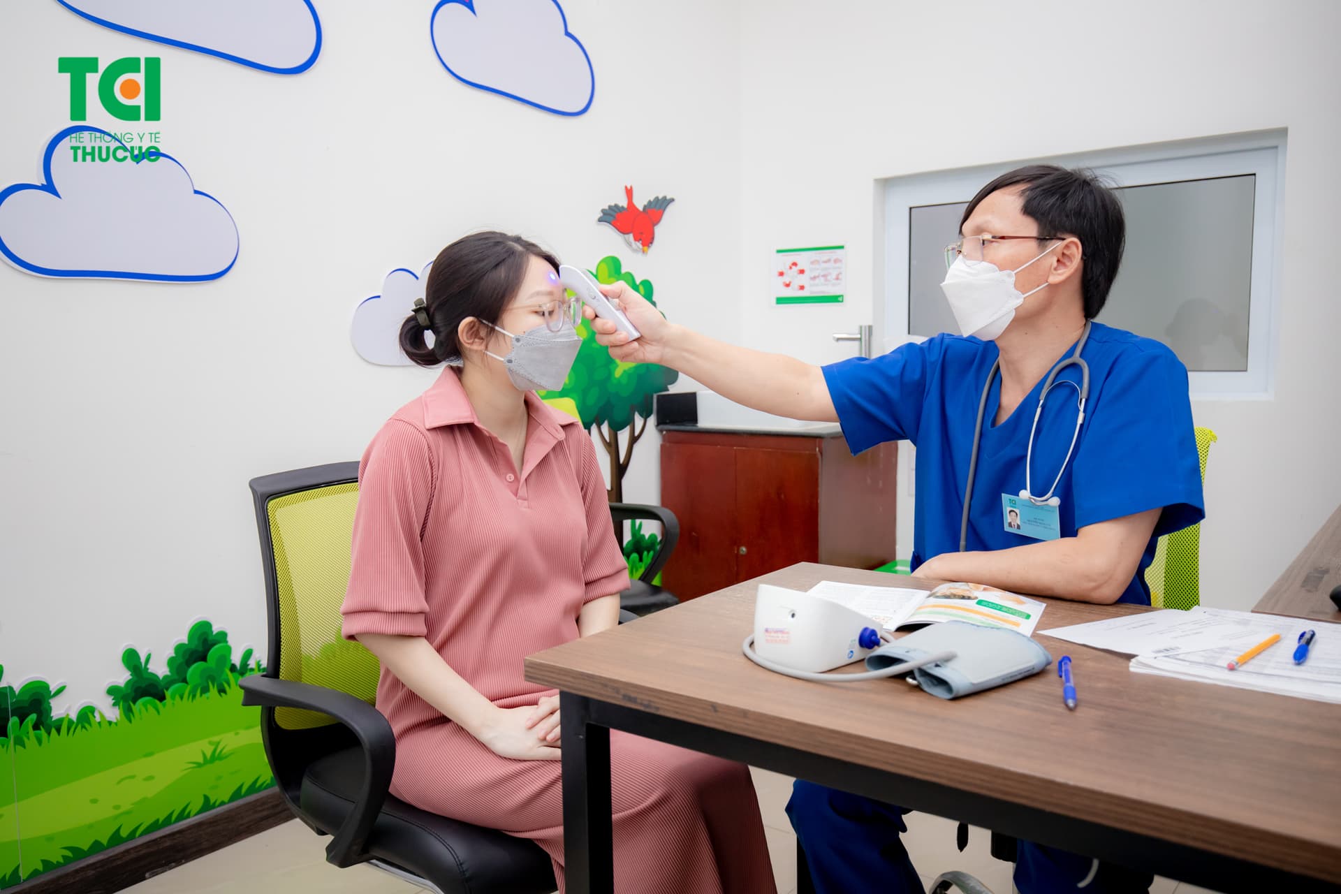 Bác sĩ Thu Cúc TCI thăm khám và sàng lọc trước tiêm