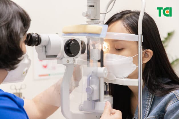 Khi có các dấu hiệu VMBĐ, thăm khám và điều trị với chuyên gia nhãn khoa ngay