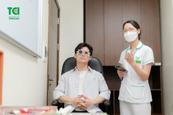 Loạn thị: Triệu chứng loạn thị gồm việc nhìn mờ ở mọi khoảng cách