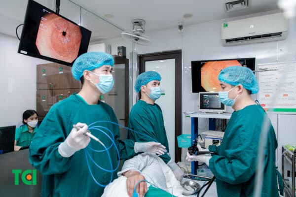 Thực hiện nội soi dạ dày