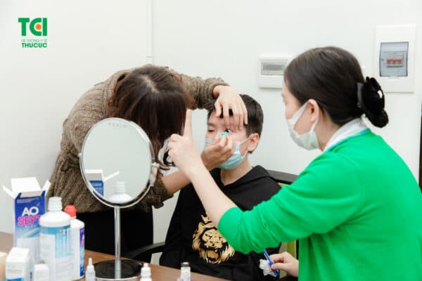 Trẻ được hướng dẫn cách đeo và tháo kính Ortho K (Ảnh: TCI).