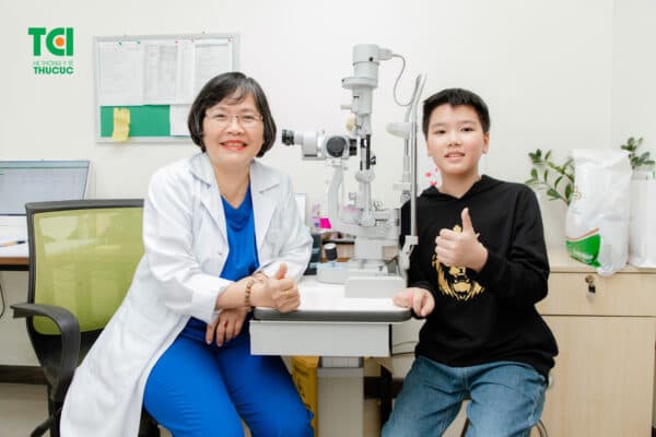 Mầu Quang Duy tại buổi khám mắt và thử kính Ortho K (Ảnh: TCI).