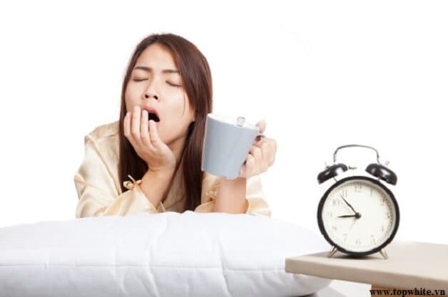 Khó ngủ, ngủ không sâu, ngủ dậy đau đầu, uể oải đều là triệu chứng của chứng mất ngủ