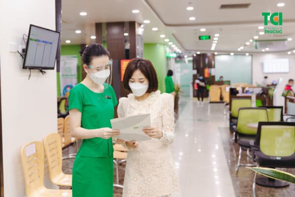 Để đạt được thị lực tối đa khi sử dụng kính áp tròng cứng cần bao lâu?