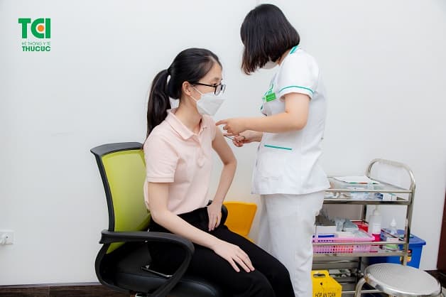 Nếu có bất kỳ triệu chứng nghiêm trọng hoặc kéo dài, hãy liên hệ với bác sĩ, nhân viên y tế ngay.