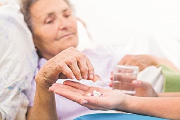 Hỗ trợ các nhu cầu khi chăm sóc người bệnh sa sút trí tuệ não giai đoạn cuối