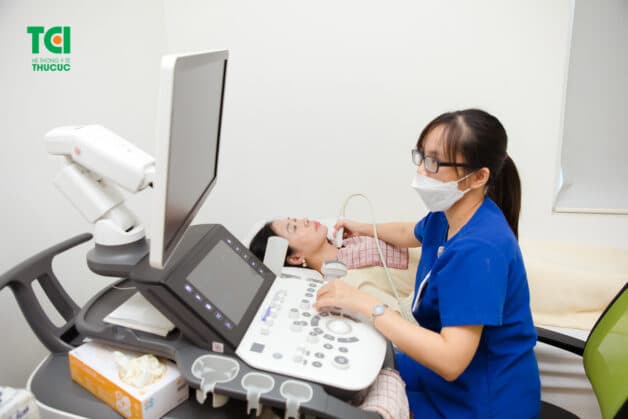 Bác sĩ xác định vị trí của khối u bằng cách siêu âm