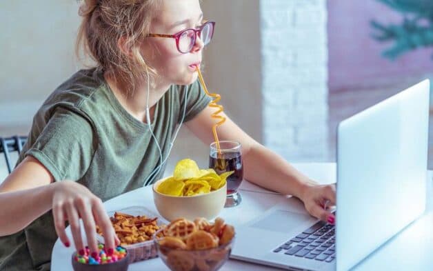 Chế độ ăn uống và thói quen sinh hoạt không lành mạnh khiến viêm loét dạ dày