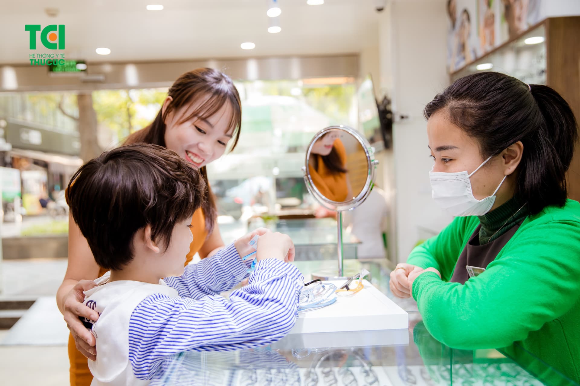 tròng kính cận chống chói có tốt không?