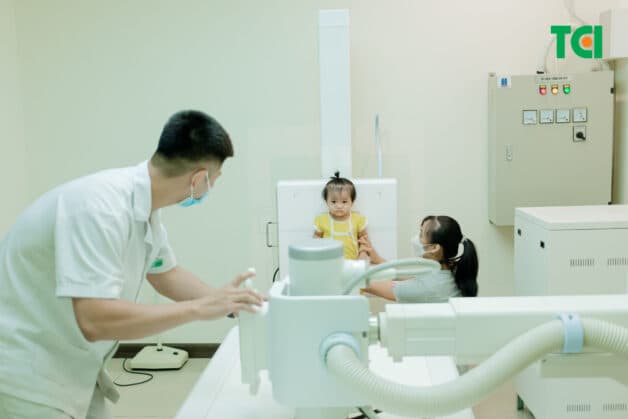 Chụp X-quang là một trong các thăm khám cận lâm sàng viêm tai giữa.